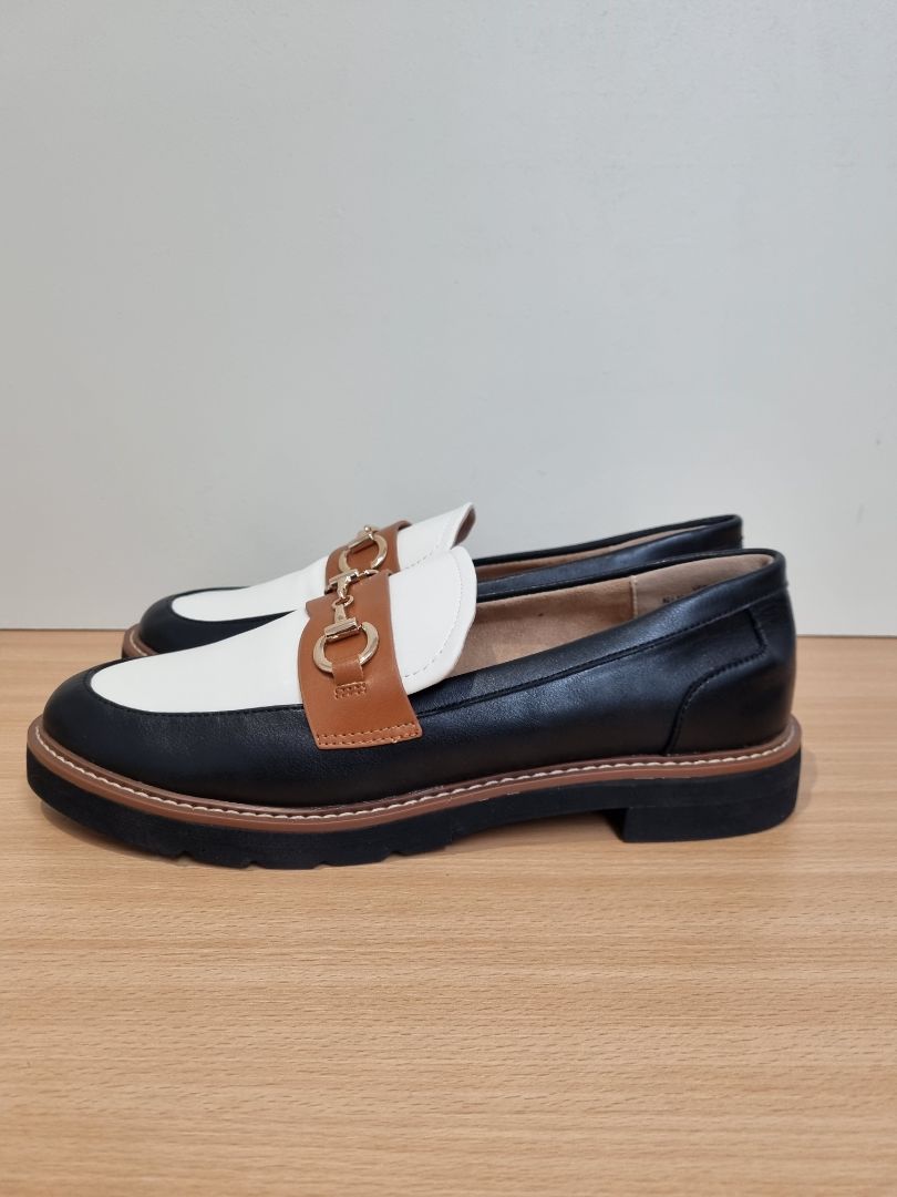 Cushionaire Cream Tan Loafers - Size 7