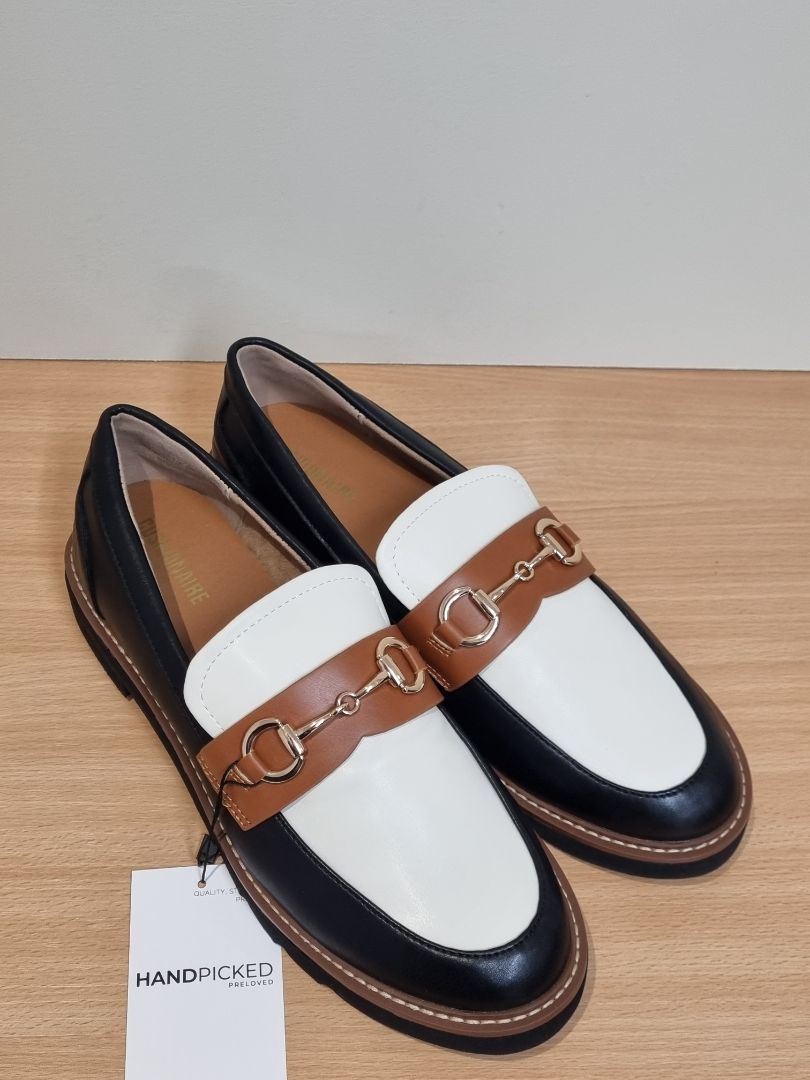 Cushionaire Cream Tan Loafers - Size 7